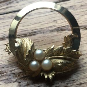 Vintage Sarah Coventry Faux Pearl Round Pin